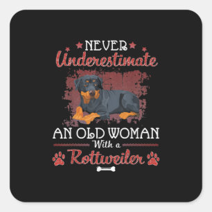 Adesivo Quadrado Nunca Subestime Uma Mulher Velha Com Um Rottweiler