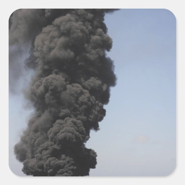 Adesivo Quadrado Nuvens escuras de fumaça e fogo emergem (Frente)
