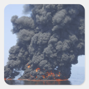 Adesivo Quadrado Nuvens escuras de fumaça e fogo emergem 2