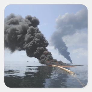 Adesivo Quadrado Nuvens escuras de fumaça e fogo emergem 3