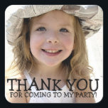 Adesivo Quadrado Obrigado Photo Sticker para Festa para Crianças<br><div class="desc">O que poderia ser mais bonito nas bolsas sãs do que um adesivo fotográfico do seu filho sorridente agradecendo pessoalmente aos convidados por terem vindo à festa!</div>