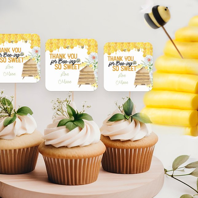Adesivo Quadrado Obrigado por Bee ing tão doce Beehive (Thank you for Bee-ing so Sweet stickers - perfect for cupcake toppers, sweet treats and favors.)