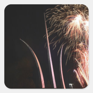 Adesivo Quadrado Os fogos-de-artifício iluminam acima o memorial d