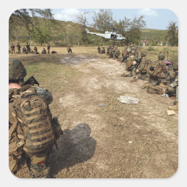 Adesivo Quadrado Os fuzileiros americanos fornecem segurança como u (Frente)