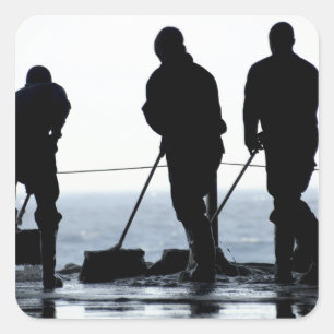 Adesivo Quadrado Os marinheiros varrem para fora a baía do hangar