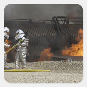 Adesivo Quadrado Os sapadores-bombeiros neutralizam um fogo vivo
