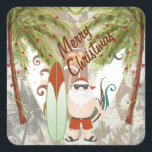 Adesivo Quadrado Papais noeis e surfboard Felry Christmas Beach<br><div class="desc">Este adesivo de Feliz Natal apresenta Papais noeis de surfe e palmeiras com luzes de férias e uma prancha de surfe e palmeiras de fundo. É perfeito para aqueles que vivem,  estão de férias durante o feriado de Natal ou simplesmente adoram a praia. ~</div>