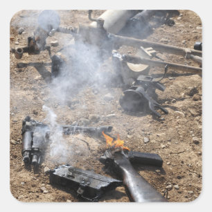 Adesivo Quadrado Pedaços de armas inimigas foram legal