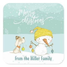 Pequeno boneco de neve e cachorro na cena de inver