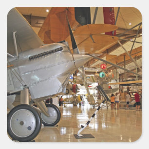 Adesivo Quadrado Pessoas visitando o Museu Nacional da Aviação Nava