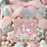 Adesivo Quadrado Pink Christmas Wonderland Unicorn<br><div class="desc">Celebre a magia da época de férias com este encantador adesivo "Maravilha de Natal Rosa". Apresentando um unicórnio branco com um macho cor-de-rosa pastel, sotaques ouros, e uma coroa real, este design está cercado por canas doces, uma brilhante árvore de Natal, ornamentos e flocos de neve. Perfeito para embrulho de...</div>