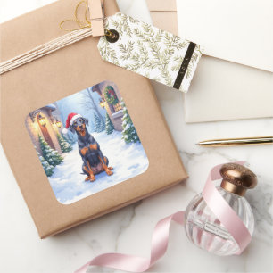 Adesivo Quadrado Pinscher Alemão com Chapéu de Papai Noel no Pátio