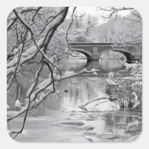 Adesivo Quadrado Ponte do arco sobre o rio congelado no inverno