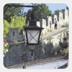 Adesivo Quadrado Portugal, Obidos. Poste de iluminação de ferro e s
