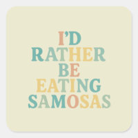 preferencialmente idosa comendo samosas