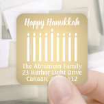 Adesivo Quadrado Qualquer Texto Menorah Faux Foil Return Address La<br><div class="desc">Adicione um toque de cartão de feriado chic com essas elegantes etiquetas de endereço de retorno brilhantes de folha branca e fina de folha de ouro / selos de envelope. Todo texto pode ser facilmente personalizado com nome e endereço. Design moderno minimalista apresenta as velas acesas de uma menorah e...</div>