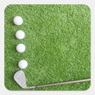 Adesivo Quadrado Quatro bolas de golfe estão na grama verde com cu