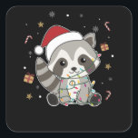 Adesivo Quadrado Raccoon Christmas Snow Winter Raccoons<br><div class="desc">O racon a suavidade com luzes de fada. Animais engraçados com presentes e neve até as férias. Também é engraçado para o Natal em julho. Os guaxinins são animais doces e perfeitos para o Natal.</div>