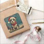 Adesivo Quadrado Rat Terrier Dog Christmas Vintage Beach<br><div class="desc">Traga o calor dos feriados para a costa com esta charmosa design inspirada na vintagem, que apresenta um cão festivo sentado numa praia serena. Com um clássico toque de feriado de tons nostálgicos e vibrações costeiras, esta trabalho de arte captura a magia do Natal pelo mar. Perfeito para espalhar alegria...</div>