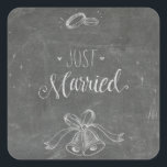 Adesivo Quadrado Recem casados Chalkboard Casamentos Anéis e Sinos<br><div class="desc">Excelentes para recepção de casamento ou para favores de festa de casamento. Acessórios correspondentes do quadro do quadro do "recem casados" disponíveis.</div>