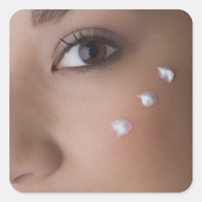 Adesivo Quadrado Retrato de uma jovem com creme nela (Frente)