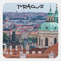 Rua, igreja de Nicolas e telhados de Praga