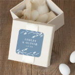 Adesivo Quadrado Rustic Dusty Blue Floral Favor do Casamento de Flo<br><div class="desc">Este encantador adesivo rústico de favor de casamento apresenta um adorável fundo azul empoeirado com flores brancas silvestres e tipografia elegante. É a design perfeita para um casamento rústico,  mas elegante,  e coordena-se com a nossa coleção rustica de Wildflower...  Consulte a coleção design para obter mais itens.</div>