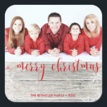 Adesivo Quadrado Rustic Wood Felry Christmas - Photo Sticker<br><div class="desc">Uma ilustração moderna de Natal Feriado,  com um fundo de madeira rústico e uma escrita de tipografia vermelha "Feliz Natal",  uma cobertura de texto e flocos de neve decorativos e fardos de neve. Facilmente mudar a foto com sua.</div>