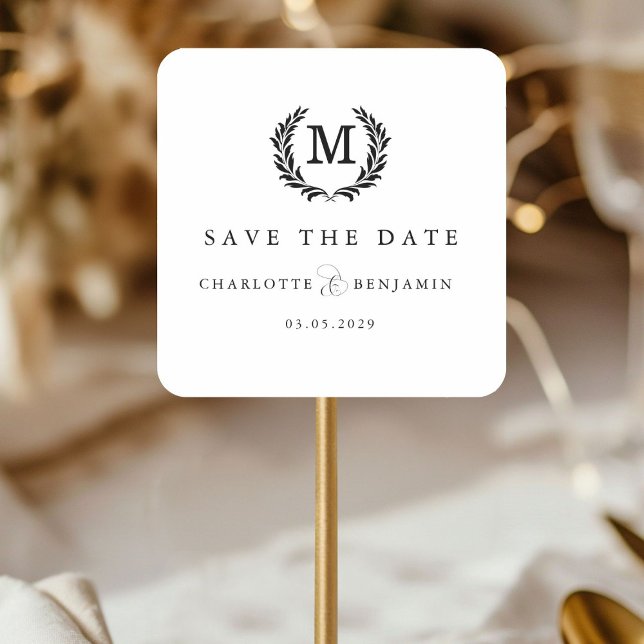 Adesivo Quadrado Salve A Data! Monograma Crest Elegante Branco (Save The Date! Elegant Crest Monogram White Square Sticker)