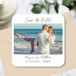 Adesivo Quadrado Salve a Data Personalizar Foto & Nomes<br><div class="desc">Personalize este autocolante de foto "Salve a Data" com a sua foto,  nomes e data especial. Envie para parentes e amigos e anuncie a data do seu casamento em envelopes,  etc.</div>