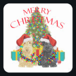 Adesivo Quadrado Santas Helpers<br><div class="desc">Wheaten e Black Scottish Terrier têm ajudado a decorar a Árvore de Natal e a resolver os presentes! Venha visitar Maggie Ross Scotties Compro para ver isso e muitos mais designs sazonais criados do meu trabalho artístico original. Personalize se desejar, usando nossa ferramenta de texto fácil. Mude as cores de...</div>