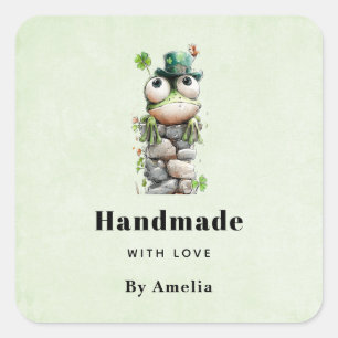Adesivo Quadrado Sapo feito à mão com amor com chapéu verde e trevo