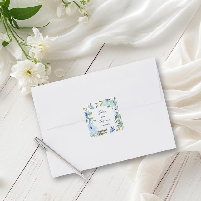 Adesivo Quadrado Selas de Envelope de Convite para Casamento Azul J (These dusty blue, floral envelope seals are perfect for a vintage or romantic wedding)