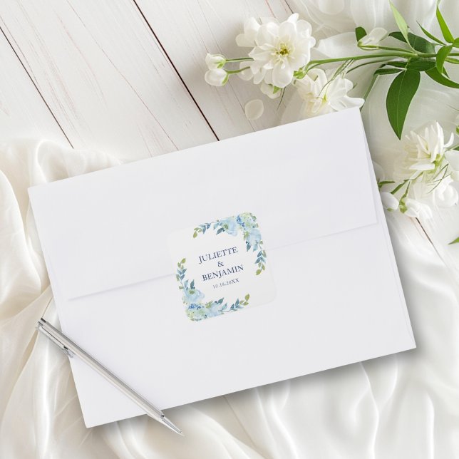Adesivo Quadrado Selos de Envelope de Convite de Casamento Azul Jul (These dusty blue, floral envelope seals are perfect for a vintage or romantic wedding)