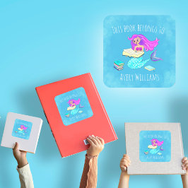 Adesivo Quadrado Sereia Brilhante Com Óculos O Livro Pertence A