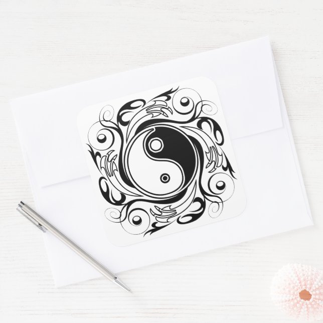 Adesivo Quadrado Símbolo Yin & Yang Preto e Branco Estilo Tatuagem (Envelope)