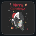 Adesivo Quadrado Skunk Christmas Skunks Animais de inverno<br><div class="desc">O gambá de Natal com luzes de fadas. Animais engraçados com presentes e neve até as férias. Também é engraçado para o Natal em julho. Os estagiários são animais doces e perfeitos para o Natal.</div>