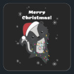 Adesivo Quadrado Skunk Christmas Skunks Animais de inverno<br><div class="desc">O gambá de Natal com luzes de fadas. Animais engraçados com presentes e neve até as férias. Também é engraçado para o Natal em julho. Os estagiários são animais doces e perfeitos para o Natal.</div>