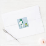 Adesivo Quadrado Snoopy Top Peppermint Candy<br><div class="desc">As designs de Natal de Charles Schulz,  que incluem os amendoins,  capturam a essência da inocência infantil e o espírito que anima a época de férias.</div>