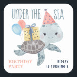 Adesivo Quadrado Sob o Mar Turtle Kids Beach Birthday<br><div class="desc">Sob o tema Mar,  os aniversários de criança apresentam uma tartaruga marinha fofa com balões,  chapéu de festa e presente. Perfeito para celebrações temáticas náuticas,  costeiras e de praia. As cores do verão são excelentes para uma menina ou um menino. Arte por KL Stock</div>
