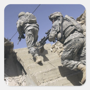 Adesivo Quadrado Soldados subindo escada de um prédio