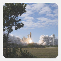 Space Shuttle Atlantis levanta 18