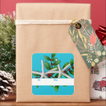 Adesivo Quadrado Starfish n Holly Christmas Gift Stickers Aqua<br><div class="desc">Os adesivos de presente de Natal azul-aqua com estrelas-do-mar e design sagrado. Duas estrelas brancas, folhas verdes com bagas vermelhas constituem esta design. Uma faixa branca na parte inferior dos autocolantes quadrados contém os textos "para" e "de". Escolha entre dois tamanhos de adesivo, mas escolha o acabamento correspondente para melhor...</div>