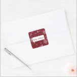 Adesivo Quadrado Sticker Red Christmas Snowflakes<br><div class="desc">Preencha suas mensagens de Natal com esses encantadores adesivos de Neve do Natal Vermelho. Projetado com flocos de neve de Natal delicados e neve suave para um tema mágico de inverno, o layout simples emparelhado com o roteiro elegante lendo Felizes Feriados adiciona um toque de eterno às suas cartas, presentes...</div>