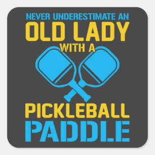 Adesivo Quadrado Subestime Uma Velhinha Com Um Pá De Pickleball