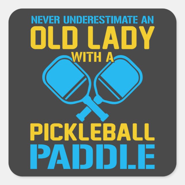 Adesivo Quadrado Subestime Uma Velhinha Com Um Pá De Pickleball (Frente)