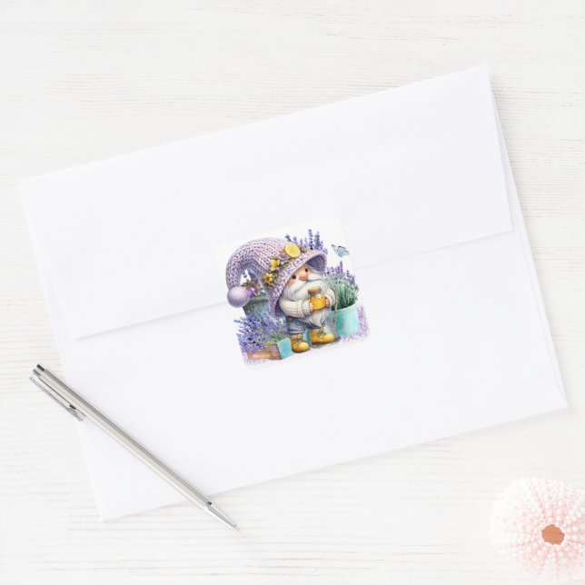 Adesivo Quadrado Sweet Lavender Gnome (Envelope)