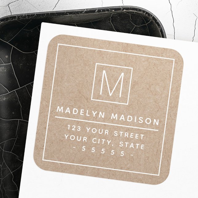 Adesivo Quadrado Texto branco Kraft aparência monograma endereço de (White text Kraft look monogram return address Square Sticker)