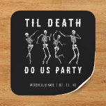 Adesivo Quadrado Til Death Do Us Party Skeleton Festa de solteira<br><div class="desc">Solteiro esquelético engraçado/adesivos de festa de solteira com texto "até a morte nos festejar".</div>