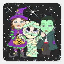 Três Crianças no Figurino de Halloween